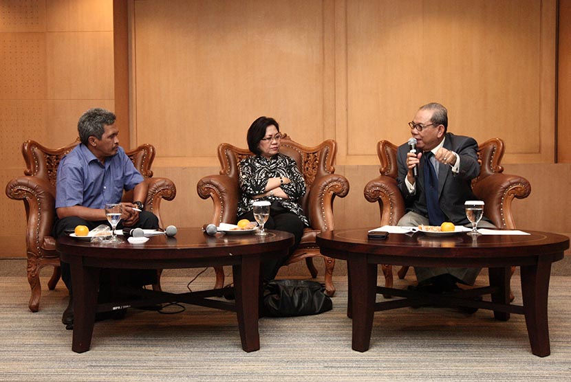   Ketua Komisi II DPR RI, Rambe Kamarulzaman (kanan) dalam Dialog Pilar Negara di Ruang Presentasi Perpustakaan MPR RI, Komplek MPR/DPR/DPD, Jakarta, Senin (13/4).  (foto : dok MPR RI)