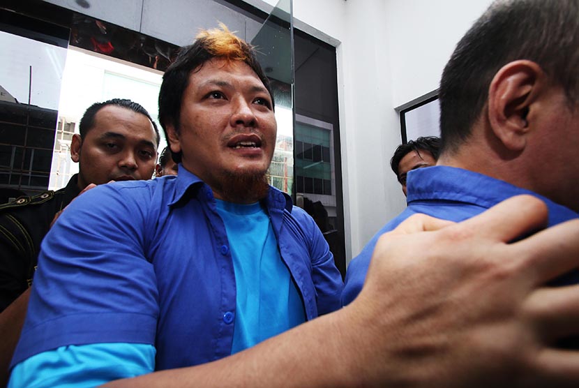 Petugas membawa tersangka Freddy Budiman saat pengungkapan Kasus Pabrik Narkoba  di Sebuah Ruko di kawasan Taman Palem, Cengkareng, Jakarta Barat, Selasa (14/4).  (Antara/Rivan Awal Lingga)