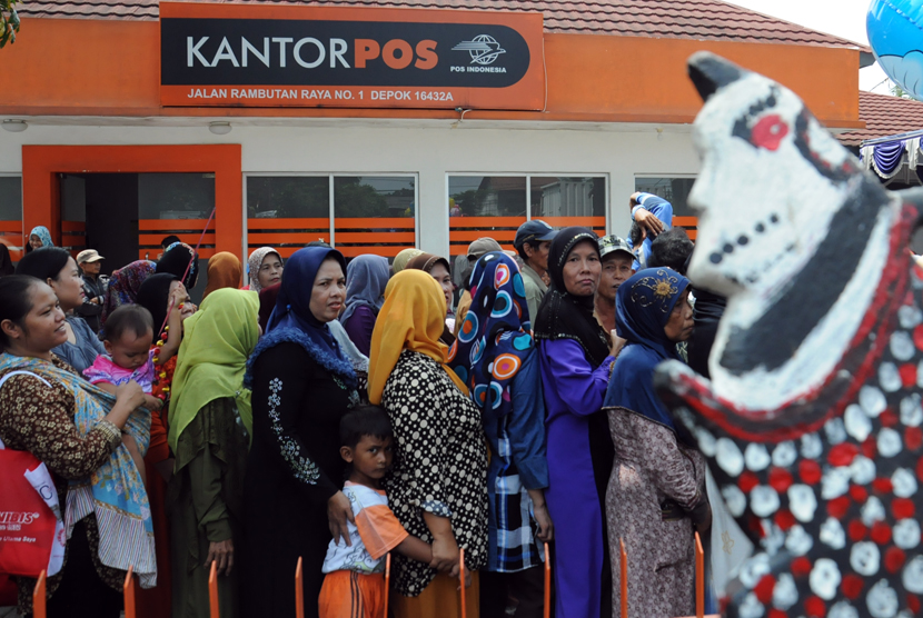  Warga mengantre untuk mendapatkan dana Program Simpanan Keluarga Sejahtera (PSKS) di kantor POS Jalan Rambutan, Depok, Selasa (14/4). (foto : MgROL_34)