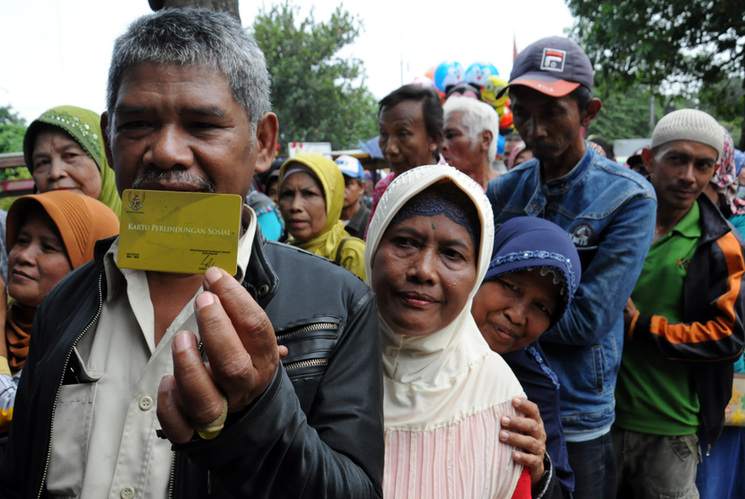  Warga mengantre untuk mendapatkan dana Program Simpanan Keluarga Sejahtera (PSKS) di kantor POS Jalan Rambutan, Depok, Selasa (14/4). (foto : MgROL_34)