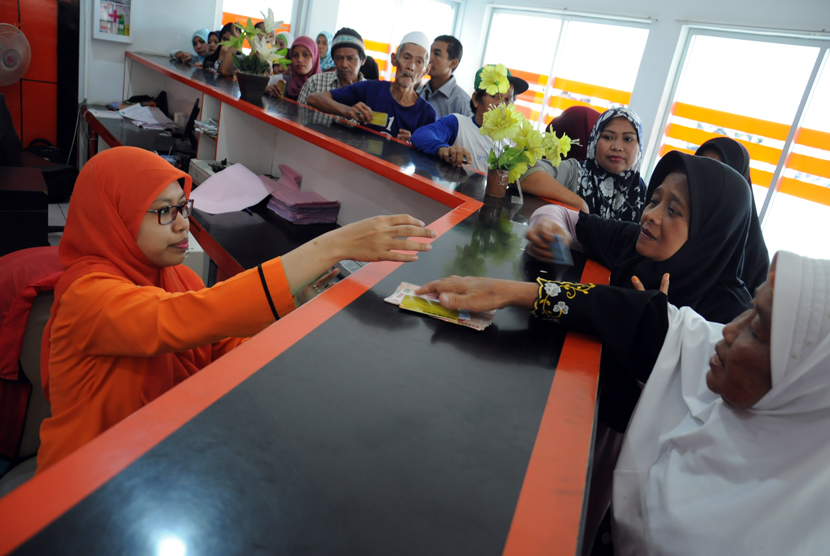  Warga mengantre untuk mendapatkan dana Program Simpanan Keluarga Sejahtera (PSKS) di kantor POS Jalan Rambutan, Depok, Selasa (14/4). (foto : MgROL_34)