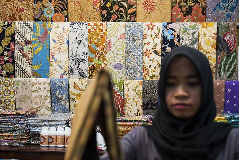 Pedagang menata kain batik di salah satu pusat penjualan batik di Jakarta, Selasa (14/4). (Antara/M Agung Rajasa)