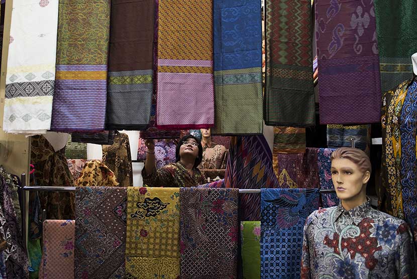 Pembeli memilih kain batik di salah satu pusat penjualan batik di Jakarta, Selasa (14/4).. (Antara/M Agung Rajasa)
