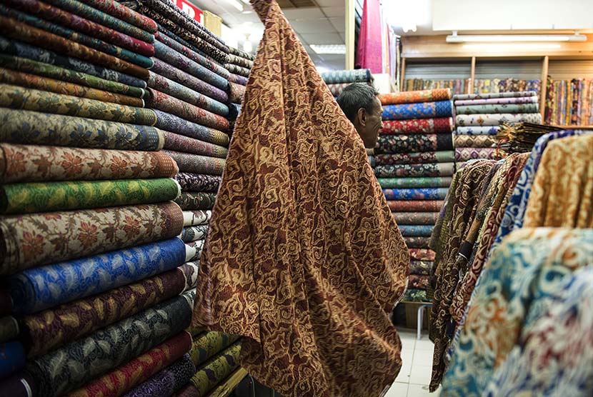 Pedagang mengukur kain batik di salah satu pusat penjualan batik di Jakarta, Selasa (14/4). (Antara/M Agung Rajasa)