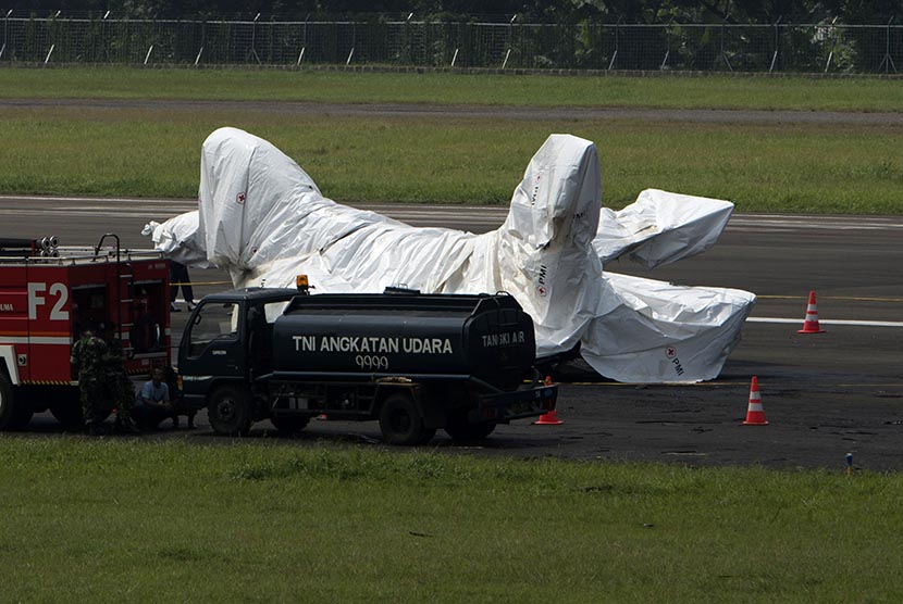 Pesawat F-16 telah ditutupi terpal putih di Pangkalan Udara Halim Perdanakusuma, Jakarta, Kamis (16/4).  (Antara/Rosa Panggabean)