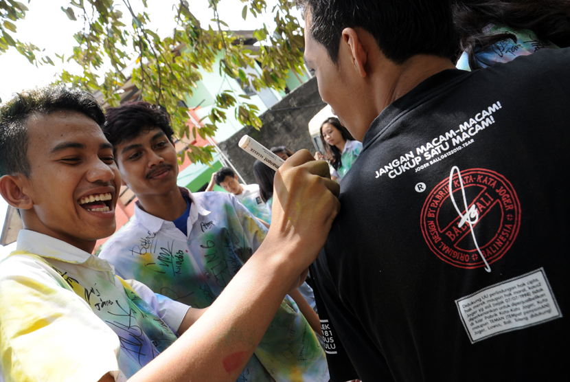 Puluhan siswa SMK melakukan aksi mencoret baju seragam seusai melaksanakan Ujian Nasional (UN) di daerah Pancoran Mas, Depok, Jawa Barat, Rabu (16/4).  (foto: MgROL_34)