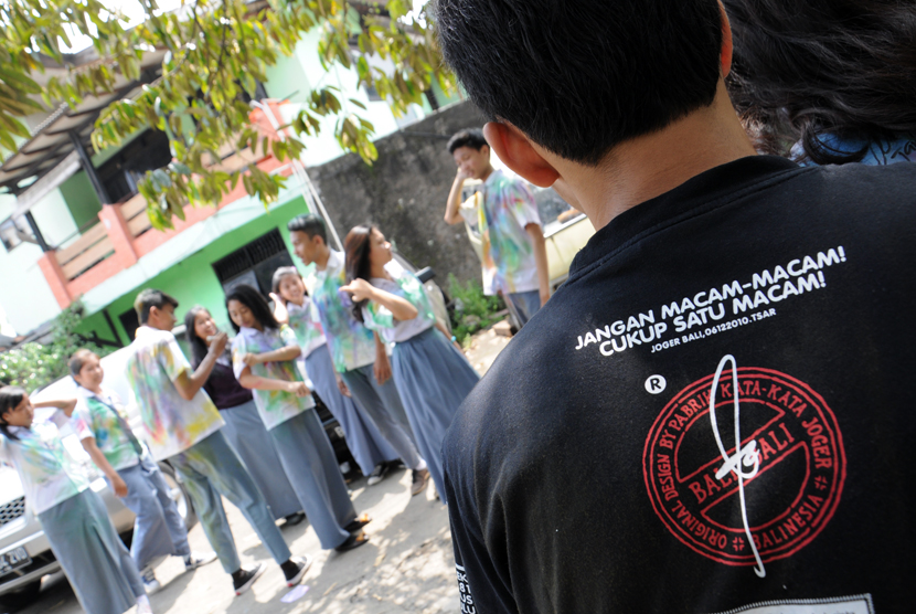 Puluhan siswa SMK melakukan aksi mencoret baju seragam seusai melaksanakan Ujian Nasional (UN) di daerah Pancoran Mas, Depok, Jawa Barat, Rabu (16/4).  (foto: MgROL_34)