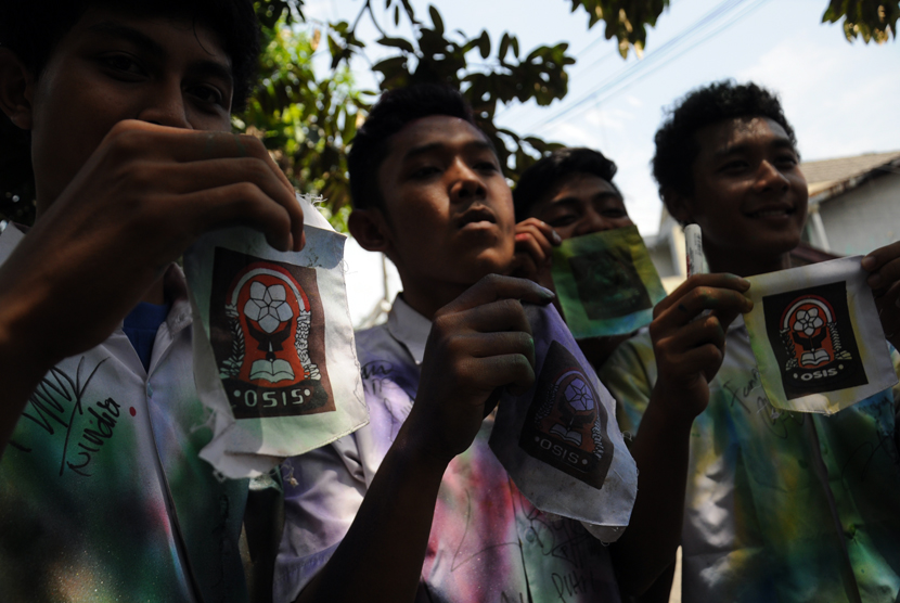 Puluhan siswa SMK melakukan aksi mencoret baju seragam seusai melaksanakan Ujian Nasional (UN) di daerah Pancoran Mas, Depok, Jawa Barat, Rabu (16/4).  (foto: MgROL_34)