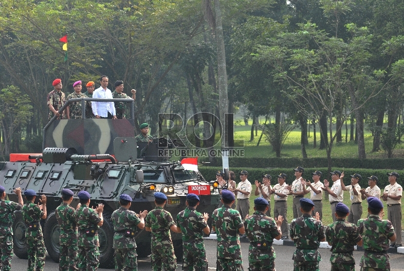  Presiden Joko Widodo (kedua kanan atas) didampingi Panglima TNI Jenderal TNI Moeldoko (kanan atas), berada di kendaraan taktis sebelum Apel Kebesaran di Mabes TNI, Cilangkap, Jakarta, Rabu (16/4). (Republika/Edwin Dwi Putranto)
