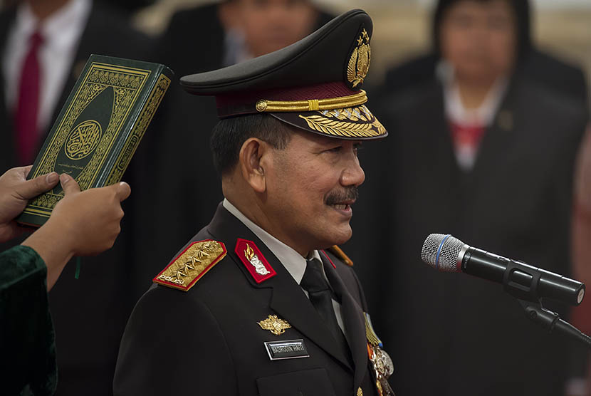  Kapolri Jenderal Pol. Badrodin Haiti mengucapkan sumpah jabatan yang dipimpin oleh Presiden Joko Widodo di Istana Negara, Jakarta, Jumat (17/4). (Antara/Widodo S. Jusuf)