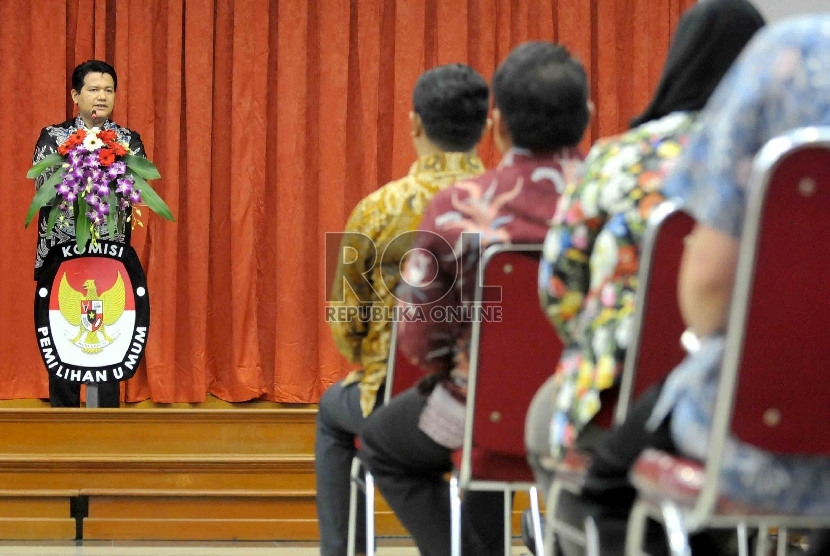 Ketua Komisi Pemilihan Umum (KPU) Husni Kamil Manik memberi sambutannya pada peresmian pelaksanaan Pilkada serentak di Gedung KPU, Jakarta, Jumat (17/4).  (Republika/Agung Supriyanto)