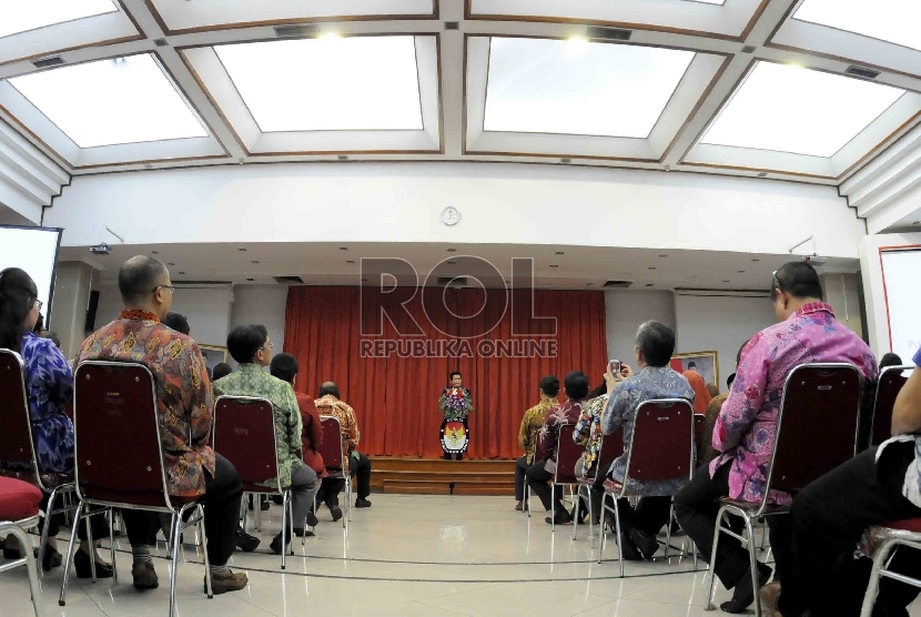 Ketua Komisi Pemilihan Umum (KPU) Husni Kamil Manik memberi sambutannya pada peresmian pelaksanaan Pilkada serentak di Gedung KPU, Jakarta, Jumat (17/4).  (Republika/Agung Supriyanto)