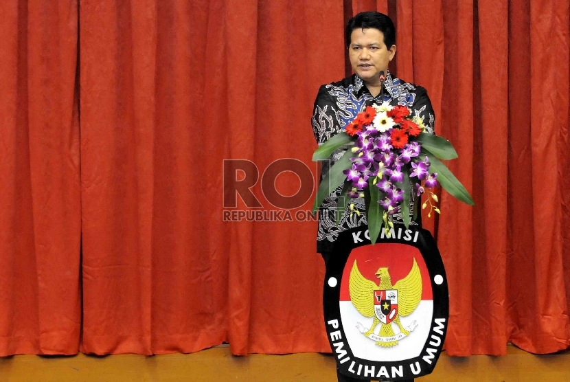 Ketua Komisi Pemilihan Umum (KPU) Husni Kamil Manik memberi sambutannya pada peresmian pelaksanaan Pilkada serentak di Gedung KPU, Jakarta, Jumat (17/4).  (Republika/Agung Supriyanto)