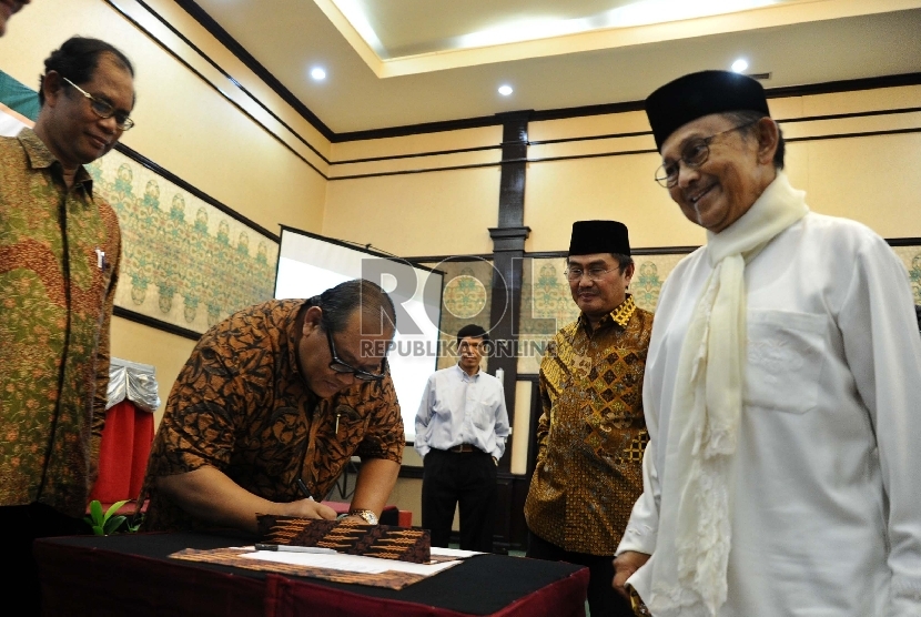  Ketua Presidium ICMI Sugiharto menandatangani naskah kerjasama disaksikan Ketua Dewan Kehormatan ICMI BJ Habibie (kanan), dalam Rapat Majelis Pimpinan Paripurna ICMI 2015 di Jakarta, Jumat (17/4). (Republika/Tahta Aidilla)