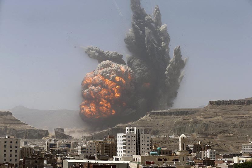 Ledakan bom setelah serangan udara terhadap gudang persenjataan di kota Sanaa, Yaman, Senin (20/4).