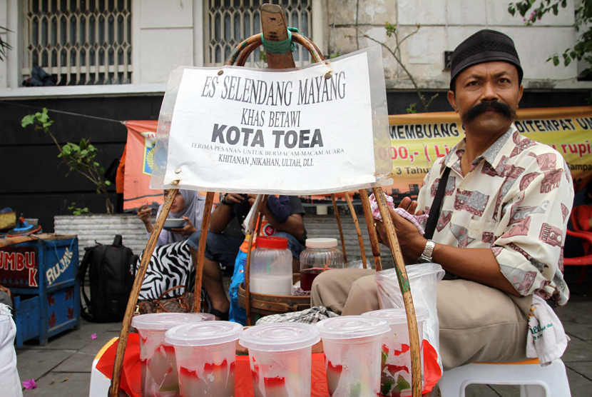  Pedagang minuman Selendang Mayang khas Betawi di Kawasan Kota Tua, Jakarta, Senin (20/4).  (foto : MgROL_37)