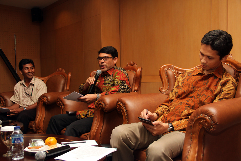  Anggota Fraksi PKS MPR RI, H.M Nasir Djamil (tengah) tampil sebagai pembicara pada Dialog Pilar Negara bertemakan Eksekusi Mati Bagi Pengedar Narkoba di Komplek Parlemen, Jakarta, Senin (20/4).  (foto : MgROL_39)