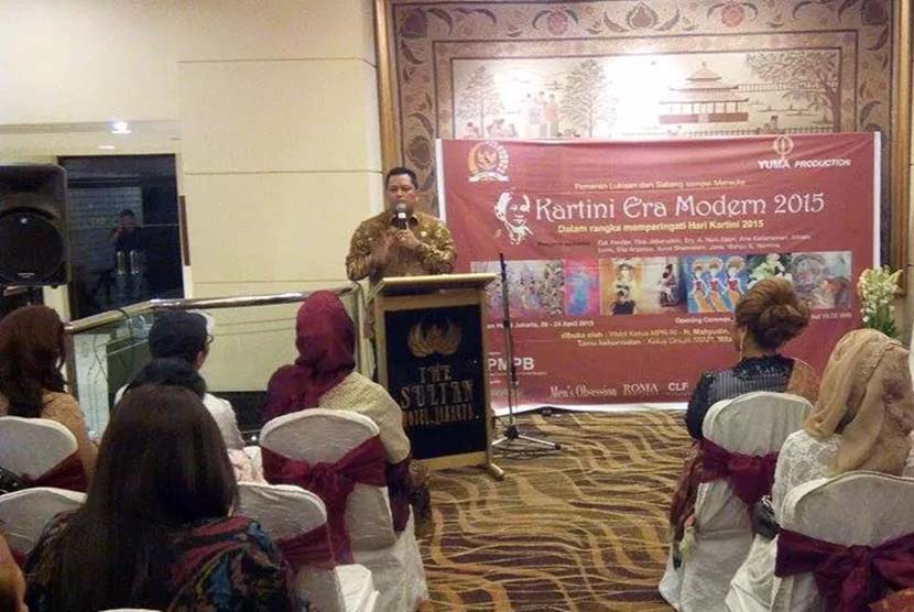  Wakil Ketua MPR RI Mahyudin saat membuka pameran 9 pelukis perempuan bertema Kartini Era Modern 2015 di Jakarta, Senin (20/4).  (foto : dok. MPR RI)