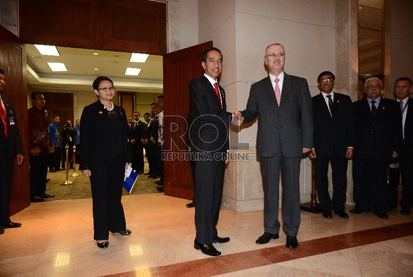 Presiden Joko Widodo bersalaman dengan Perdana Menteri Palestina, Fariz Mehdawi sesaat sebelum memasuki ruangan pertemuan di Jakarta Convention Center, Selasa (21/4). (Republika/Raisan Al Farisi) 