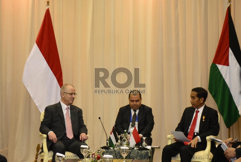 Presiden Joko Widodo (kanan) berbincang bersama Perdana Menteri Palestina, Fariz Mehdawi (kiri) saat pertemuan bilateral kedua negara di Jakarta Convention Center, Selasa (21/4).  (Republika/Raisan Al Farisi)