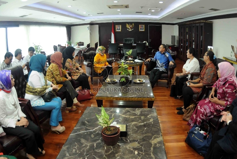 Ketua MPR, Zulkifli Hasan menerima kunjungan dari Kaukus Perempuan Politik Indonesia di ruang pimpinan MPR Kompleks Parlemen Senayan) Jakarta, Selasa (21/4).  (Republika/Agung Supriyanto) 