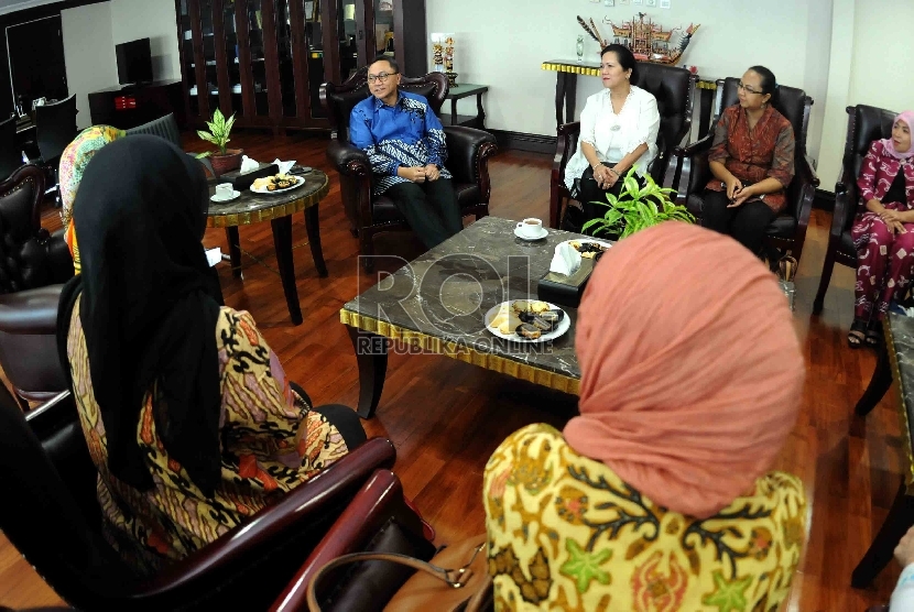 Ketua MPR, Zulkifli Hasan menerima kunjungan dari Kaukus Perempuan Politik Indonesia di ruang pimpinan MPR Kompleks Parlemen Senayan, Jakarta, Selasa (21/4).  (Republika/Agung Supriyanto) 