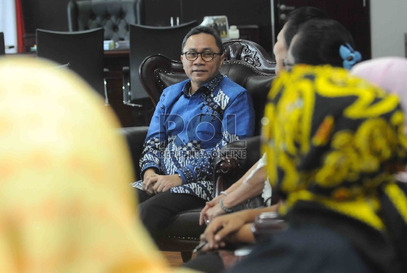 Ketua MPR, Zulkifli Hasan menerima kunjungan dari Kaukus Perempuan Politik Indonesia di ruang pimpinan MPR Kompleks Parlemen Senayan, Jakarta, Selasa (21/4).  (Republika/Agung Supriyanto) 
