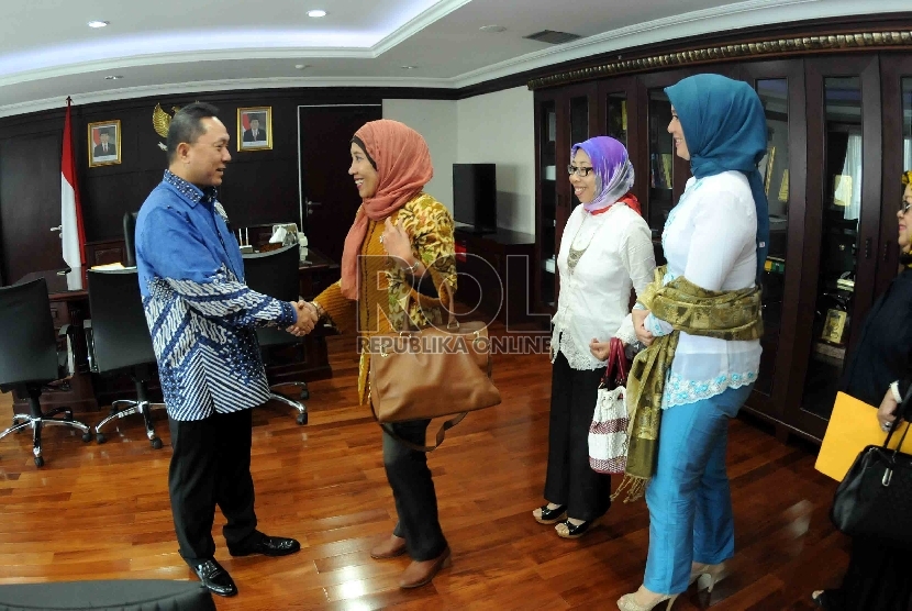 Ketua MPR, Zulkifli Hasan menerima kunjungan dari Kaukus Perempuan Politik Indonesia di ruang pimpinan MPR Kompleks Parlemen Senayan, Jakarta, Selasa (21/4).  (Republika/Agung Supriyanto) 