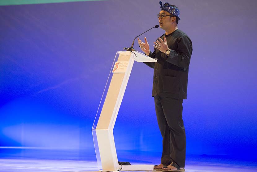  Wali Kota Bandung Ridwan Kamil memberikan pidato pembuka pada acara Asia Africa Smart City Summit (AASCS) 2015 di Bandung, Jawa Barat, Rabu (22/4).  (Antara/Agung Rajasa)