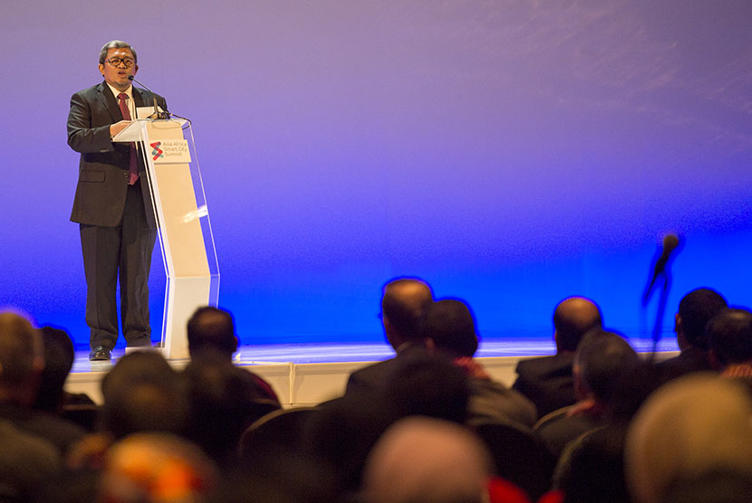  Gubernur Jawa Barat Ahmad Heryawan memberikan pidato pembuka pada Asia Africa Smart City Summit (AASCS) 2015 di Bandung, Jawa Barat, Rabu (22/4).  (Antara/Agung Rajasa)