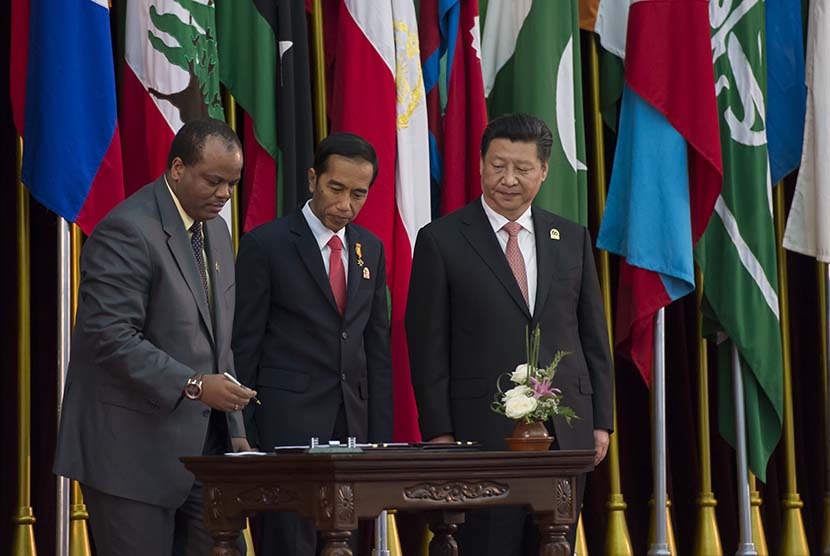  Presiden Joko Widodo (tengah) bersama Presiden Republik Rakyat Cina Xi Jinping (kanan) dan Raja Swaziland Mswati III (kiri)  menandatangani dokumen Bandung Message  di Gedung Merdeka, Bandung, Jawa Barat, Jumat (24/4). (Antara/Widodo S. Jusuf)