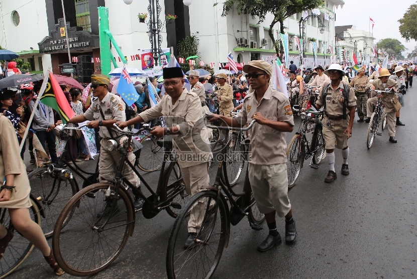  Ratusan sepeda onthel mengikuti pesta Asian African Karnival yang diadakan di sepanjang Jalan Asia Afrika, Bandung, Jawa Barat, Sabtu (25/4). (Republika/Raisan Al Farisi)
