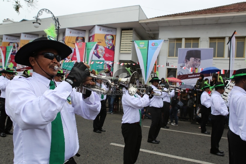  Marching band dari Al Irsyad Surabaya mengikuti pesta Asian African Karnival yang diadakan di sepanjang Jalan Asia Afrika, Bandung, Jawa Barat, Sabtu (25/4).   (Republika/Raisan Al Farisi)