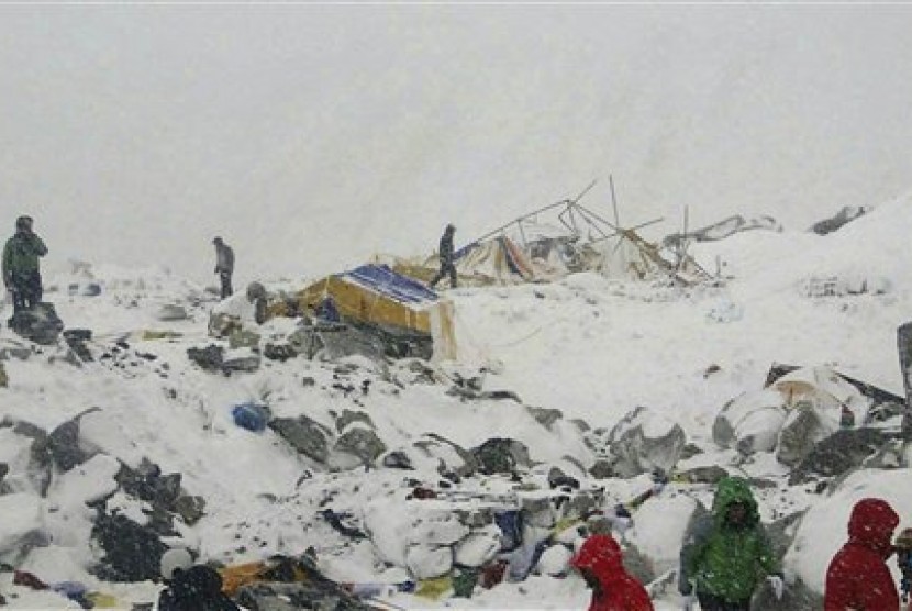 Kondisi tenda pendaki gunung yang rusak diterjang salju longsor akibat gempa bumi di Gunung Everest, Sabtu (25/4). 