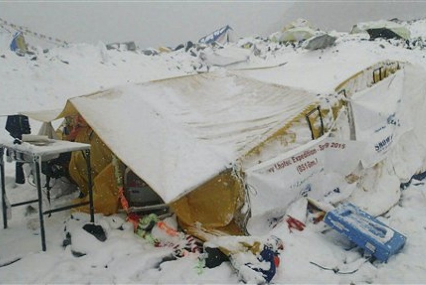 Kondisi tenda pendaki gunung yang rusak diterjang salju longsor akibat gempa bumi di Gunung Everest, Sabtu (25/4). 