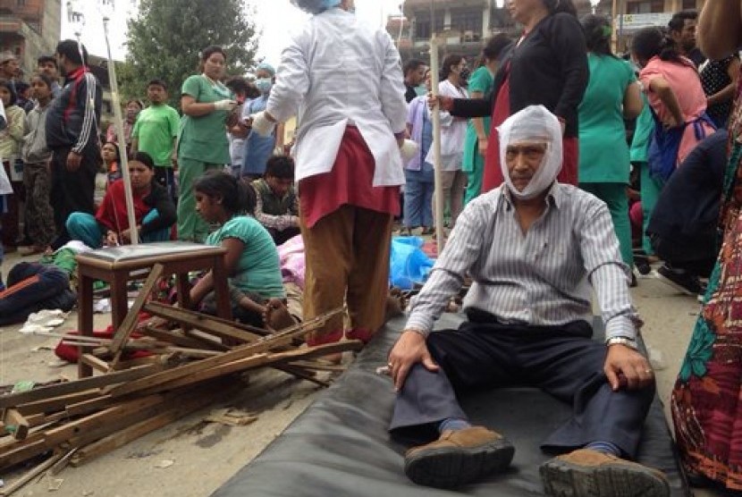 Sejumlah warga yang terluka akibat gempa bumi mendapat perawatan medis di Kathmandu, Nepal, Sabtu (25/4).