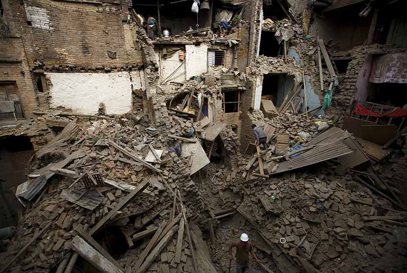  Sejumlah warga berusaha mencari korban dari reruntuhan bangunan yang hancur akibat gempa bumi di Bhaktapur, Nepal, Ahad (26/4). (Reuters/Navesh Chitrakar)