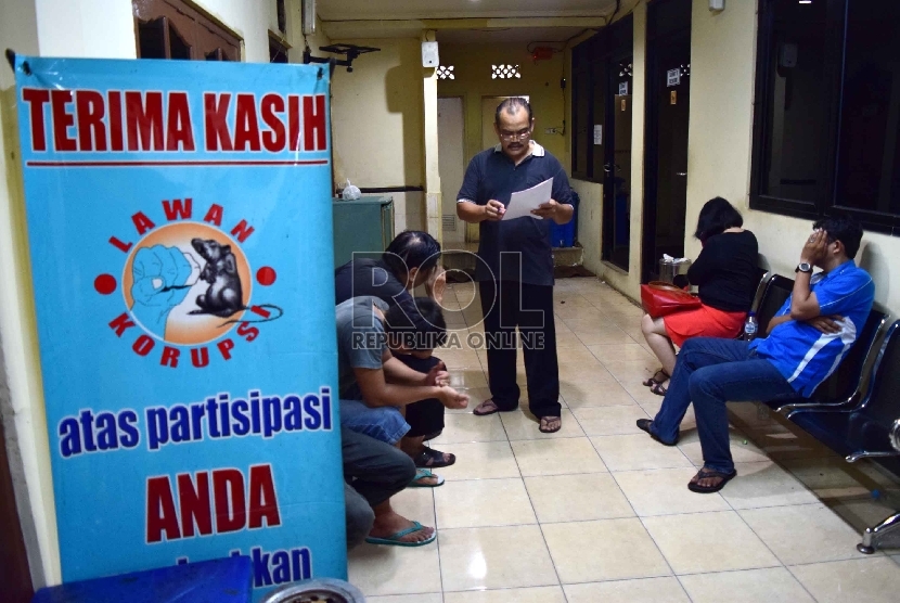 Petugas kepolisian mendata sejumlah pemilik dan penghuni wisma yang terjaring razia tempat mesum di Kantor Polsek Metro Taman Sari, Jakarta Barat, Ahad (26/4). (Republika/Yasin Habibi)