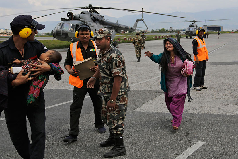   Tentara India membawa seorang anak Nepal yang terluka akibat gempa bumi di Kathmandu, Nepal, Senin (27/4).