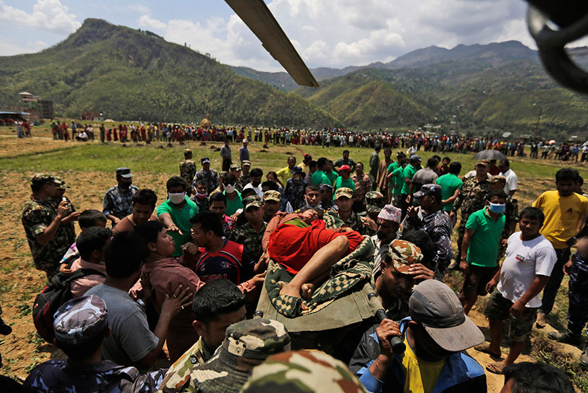   Tentara Nepal mengevakuasi seorang wanita yang terluka akibatv gempa bumi untuk dibawa ke Kathmandu, Nepal, Senin (27/4). 