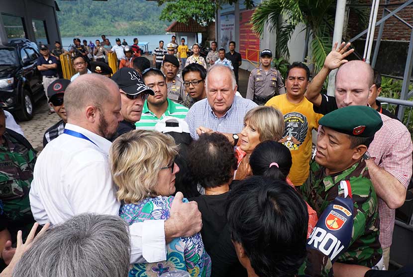 Michael Chan, adik terpidana mati asal Australia Andrew Chan melakukan kunjungan terakhir sebelum pelaksanaan eksekusi mati di dermaga penyeberangan Wijaya Pura, Cilacap, Jateng, Selasa (28/4). (Antara/Idhad Zakaria)