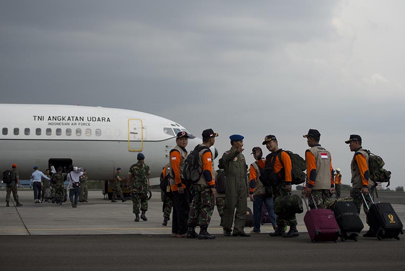 Tim bantuan kemanusiaan Indonesia bersiap diberangkatkan ke Nepal di base ops Lanud Halim Perdanakusuma, Jakarta, Rabu (29/4).  (Antara/Rosa Panggabean)