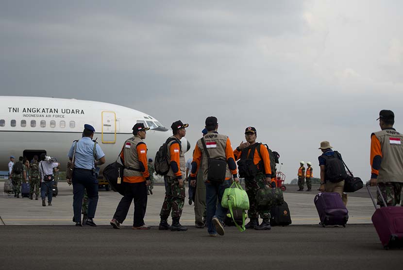 Tim bantuan kemanusiaan Indonesia bersiap diberangkatkan ke Nepal di base ops Lanud Halim Perdanakusuma, Jakarta, Rabu (29/4).  (Antara/Rosa Panggabean)