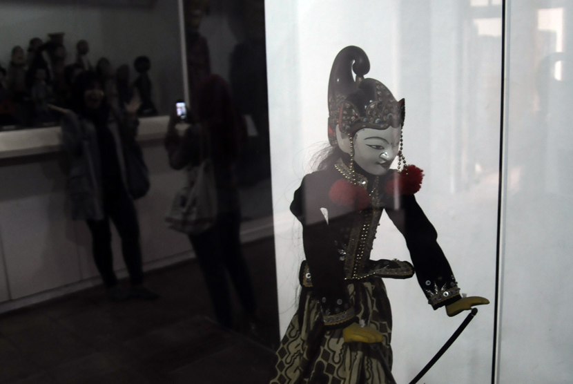 Para pengunjung sedang melihat wayang-wayang  yang berada di Museum Wayang, Jakarta, Rabu (29/4).  (foto : MgROL_34)