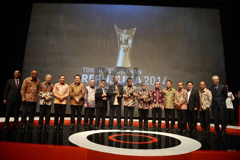 Penerima pengharagaan Tokoh Perubahan Republika 2014 berfoto bersama sejumlah tokoh yang turut hadir dalam acara penganugerahan Tokoh Perubahan Republika di Jakarta, Kamis (30/4). (Republika/Yasin Habibi)