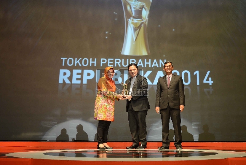  Wali Kota Surabaya Tri Rismaharini menerima piagam penghargaan Tokoh Perubahan Republika 2014 dari Direktur Umum Republika, Erick Thohir (tengah) di Jakarta Pusat, Kamis (30/4). (Republika/Yasin Habibi)