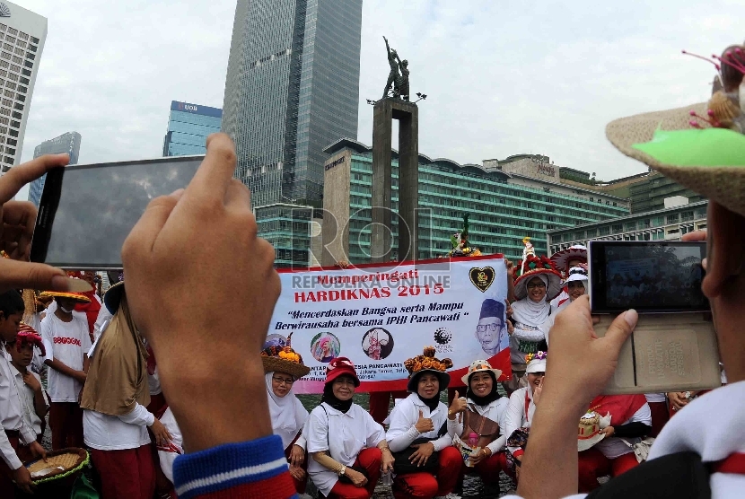  Aksi memperingati Hari Pendidikan Nasional (HARDIKNAS 2015) di Bundaran HI, Jakarta, Ahad (3/5).  (Republika/Agung Supriyanto)
