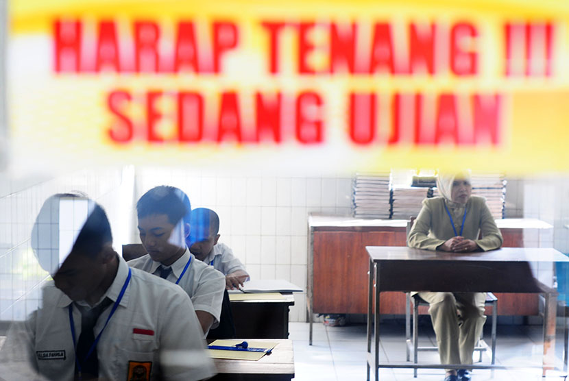   Sejumlah siswa anak berkebutuhan khusus penyandang tuna netra mengikuti Ujian Nasional hari pertama di Kota Bandung, Senin (4/5).  (foto : Septianjar Muharam)