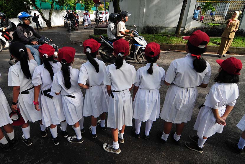  Sejumlah siswa SD Negeri Pajajaran membagikan stiker yang bertuliskan ajakan menaati peraturan berlalulintas di Jalan Pajajaran, Kota Bandung, Senin (4/5).  (foto : Septianjar Muharam)