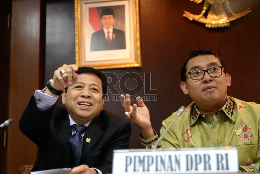  Ketua DPR Setya Novanto (kiri) bersama Wakil Ketua DPR Fadli Zon sebelum pertemuan antara KPU dengan DPR di Komplek Parlemen Senayan, Jakarta, Senin (4/5).  (Republika/Wihdan)